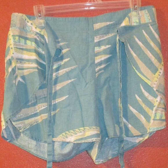 Patagonia Woman Large Blue Tan Yellow Back Pocket Beach Pool Ocean Wrap Shorts - Picture 1 of 6